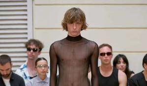 El diseñador francoturco Burç Akyol demuestra que se puede hacer moda con poquito