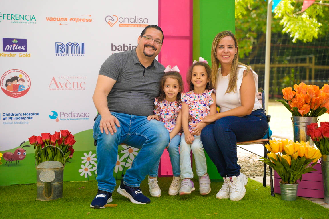 Manuel Gómez, Avril Gómez, Gipsy Gómez, y Gissel Ruiz de Gómez