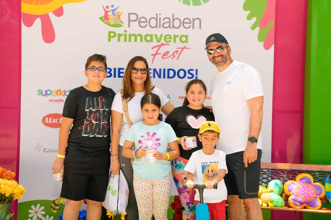 José Enrique, Yadira, Jimena, Adriana, Héctor Andrés y Héctor Antonio Martínez