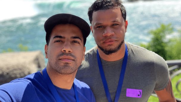 Presentador dominicano Eliecer Marte y su esposo revelan que serán padres mediante gestación subrogada