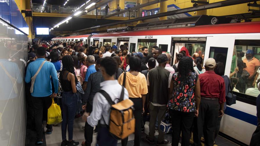 Atribuyen retrasos en el Metro a falta de personal; conductores de trenes permanecen en paro