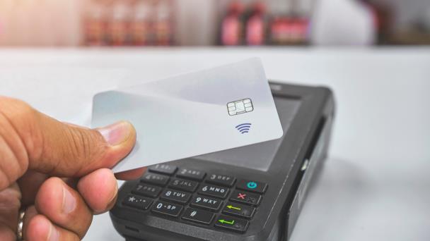 Tarjetas de crédito sin contacto aumentaron un 60 % en el 2022