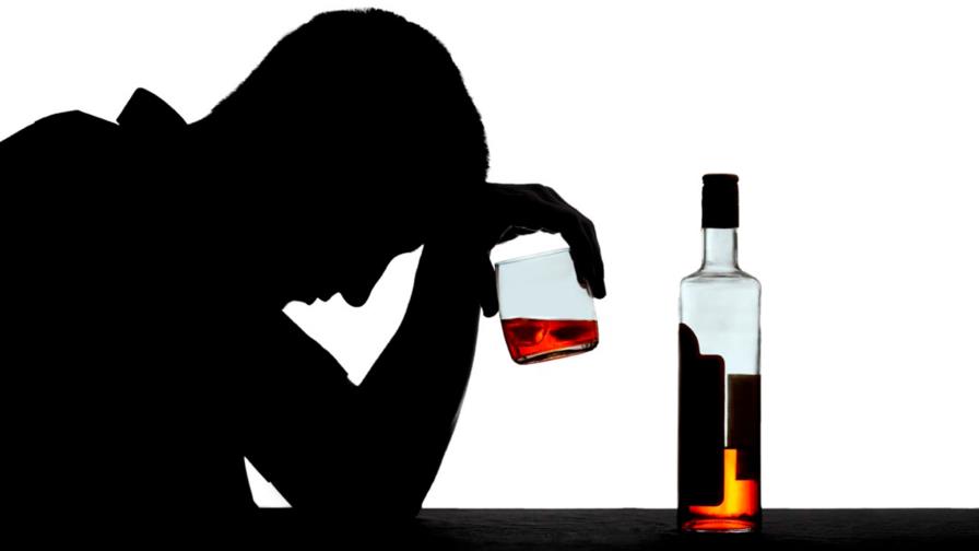 Latinos, entre los más afectados por el alcoholismo durante la pandemia, dice estudio