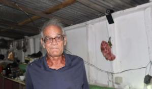 “Mis libros son como mi familia”, afirma hombre que lo perdió todo en inundación en Azua