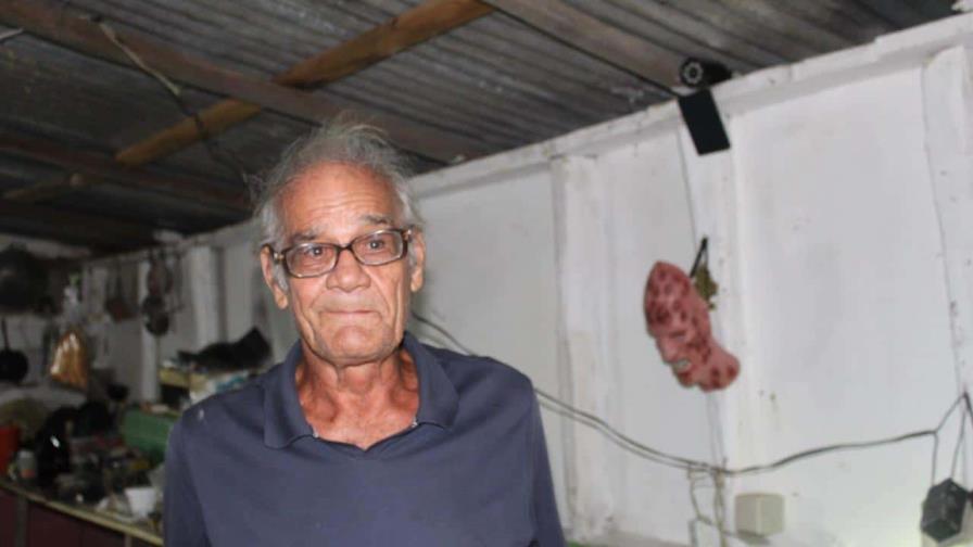 "Mis libros son como mi familia", afirma hombre que lo perdió todo en inundación en Azua