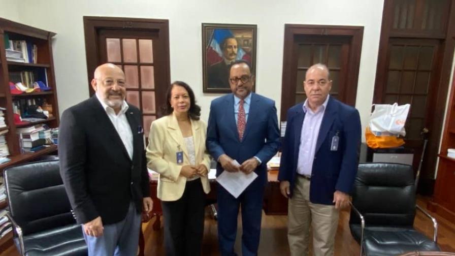 Unión de Escritores Dominicanos solicita al presidente Abinader pensiones para premios nacionales de literatura