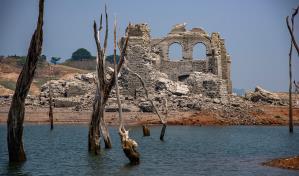 Sequía y ola de calor dejan al descubierto un templo sumergido en el sur de México