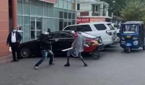 Dos hombres se enfrentan a machetazos en una vía pública de Higüey