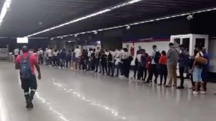 Usuarios reportan retrasos en el Metro