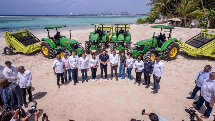 Ministerio de Turismo entrega equipos para limpieza de playas por RD$50 millones