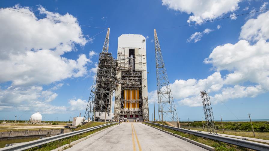 Un cohete Delta IV pone en órbita un satélite de reconocimiento en una misión secreta