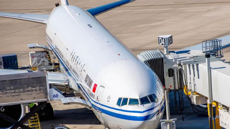 Detienen a mujer por abandonar a su nieta en aeropuerto de EEUU y abordar vuelo