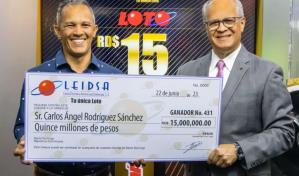 Operador de máquina pesada recibe su premio de RD$15 millones de Leidsa