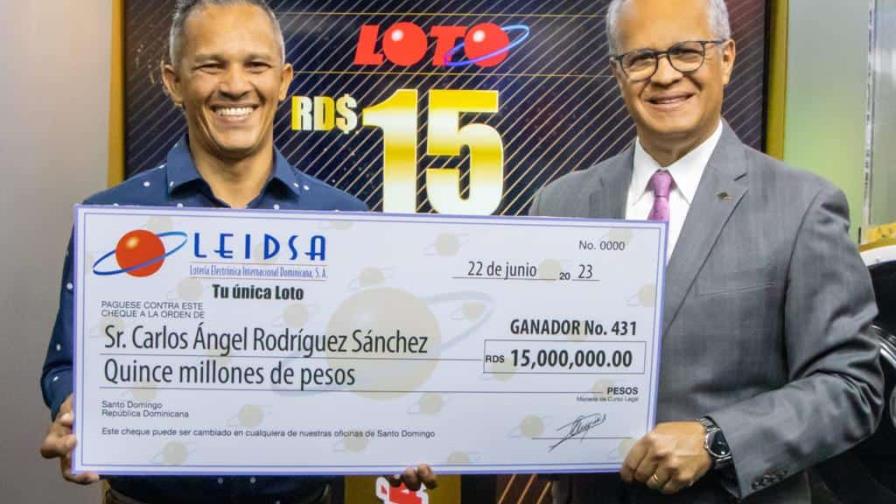 Operador de máquina pesada recibe su premio de RD$15 millones de Leidsa