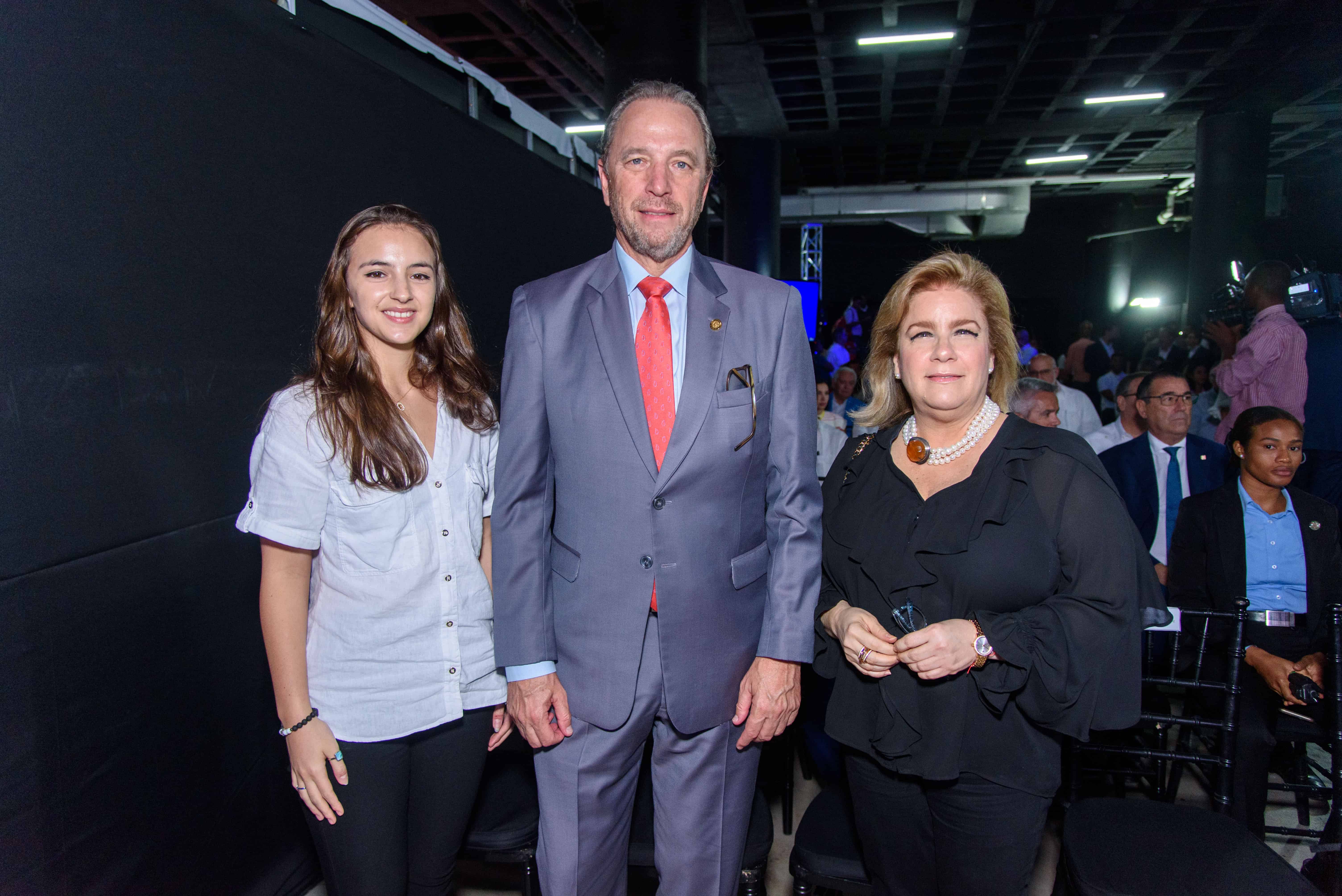Cristina Zepeda, Javier Zepeda y Mari Carmen Calzada. <br>