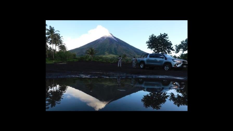 Continúa la amenaza de una erupción explosiva del volcán Mayón en Filipinas