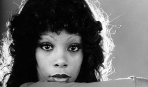 Salen a la venta fotos, pinturas y ropa de la leyenda Donna Summer