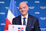 El presidente de la FIFA, Gianni Infantino, felicita al Salcedo FC por su histórico campeonato