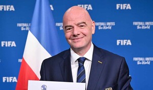 El presidente de la FIFA, Gianni Infantino, felicita al Salcedo FC por su hist&oacute;rico campeonato