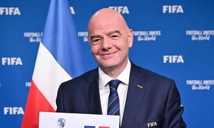 El presidente de la FIFA, Gianni Infantino, felicita al Salcedo FC por su hist&oacute;rico campeonato
