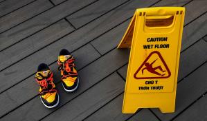 Cómo prevenir accidentes por caídas en pisos resbaladizos