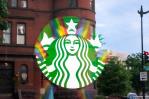Más de 3,500 empleados de Starbucks en huelga por no dejarlos decorar locales en el mes LGBT