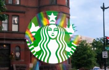 Más de 3,500 empleados de Starbucks en huelga por no dejarlos decorar locales en el mes LGBT