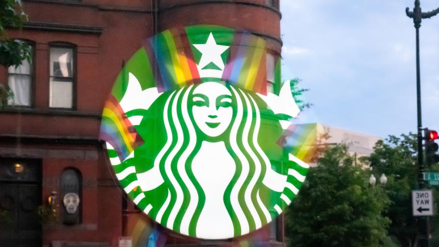 Más de 3,500 empleados de Starbucks en huelga por no dejarlos decorar locales en el mes LGBT