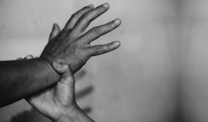 Jueza liberó a un hombre que golpeó a su expareja en Azua