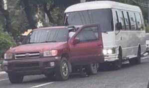 VIDEO| Chofer estrella guagua contra conductor de una yipeta en la avenida Independencia