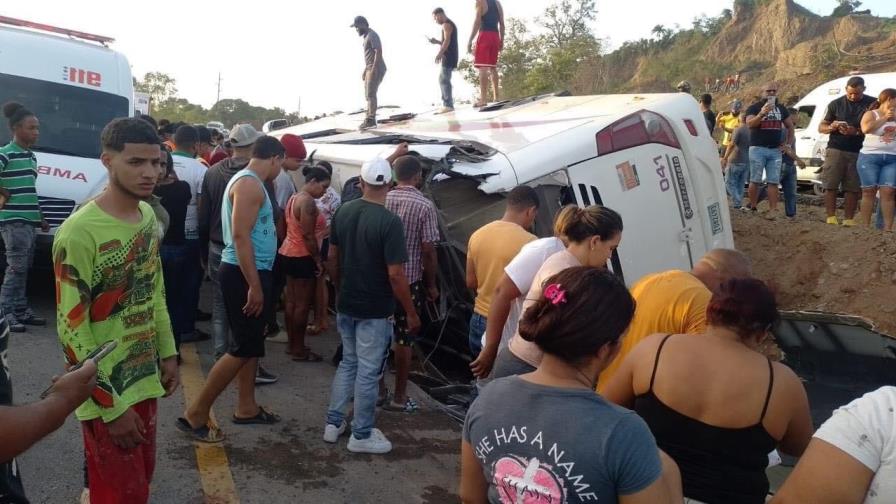 Se elevan a cinco los fallecidos y 28 heridos en accidente de autobús en la Autopista Duarte