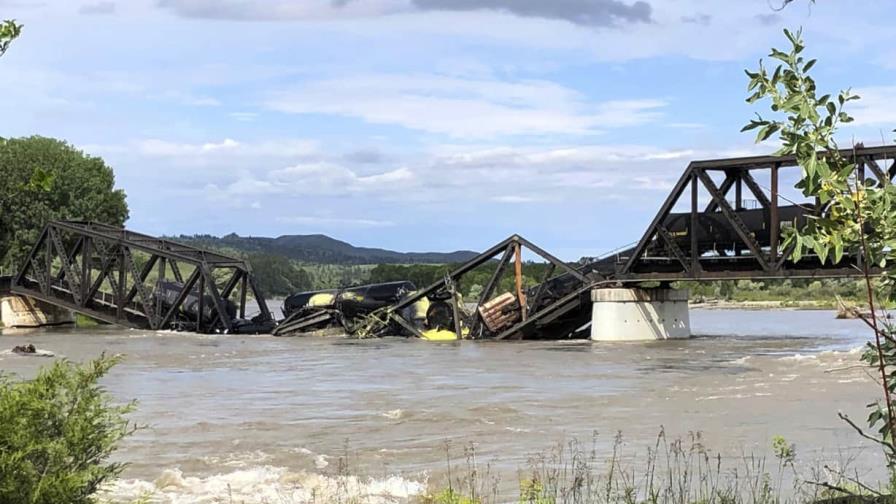 Se derrumba puente en Montana, cae tren de carga a río Yellowstone