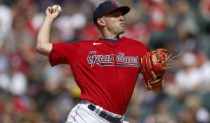 El novato Tanner Bibee poncha a siete y Guardianes vence por 4-2 a Cerveceros