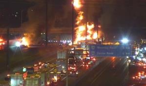 VIDEO | Catastrófico accidente provoca explosión y caos en la autopista 401 cerca de Toronto dejando dos muertos