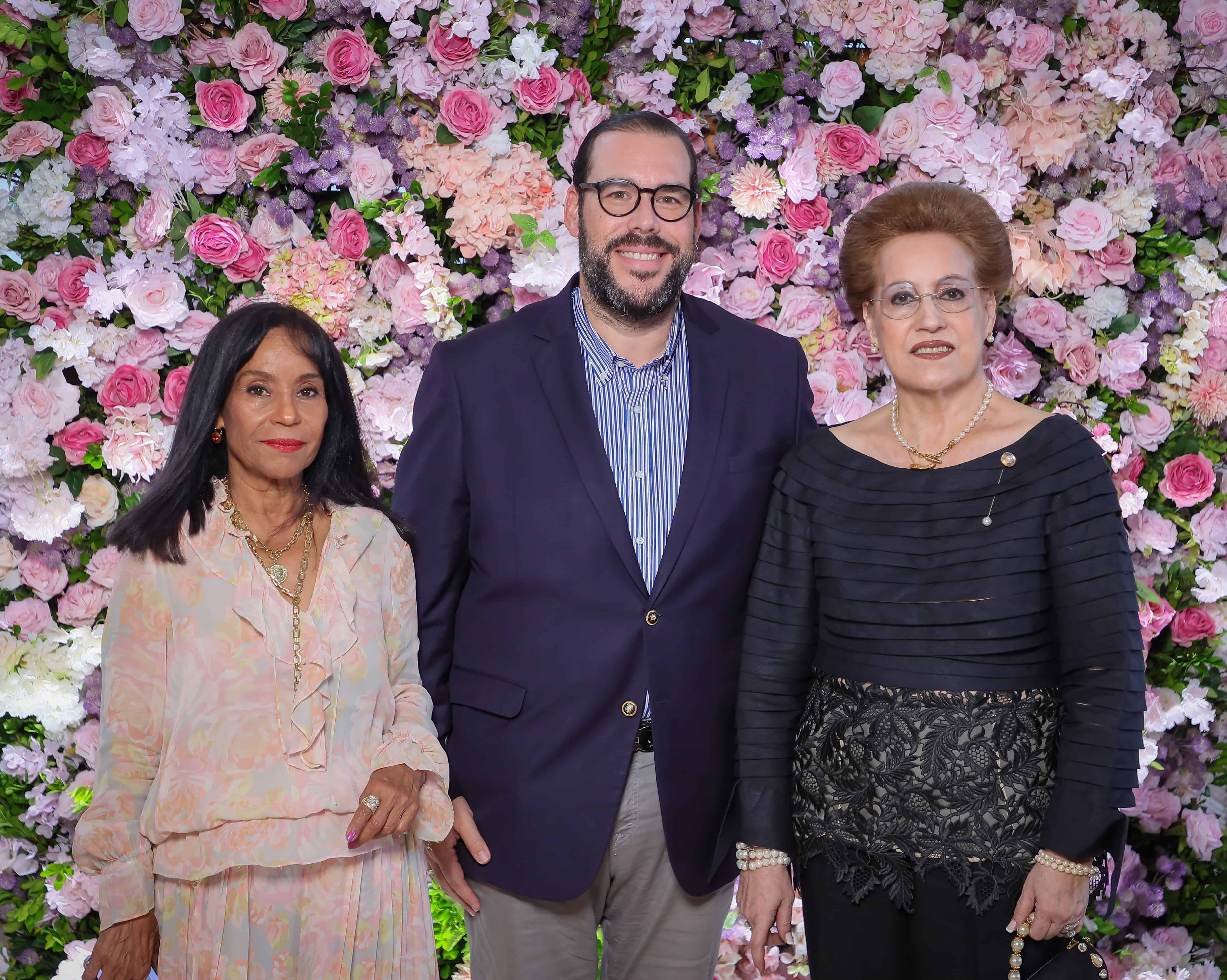 Jeannie Alcántara de Alfonso, Víctor Gómez Casanova y doña Carmensina Casanova.