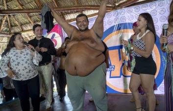 Con una barriga de 193 centímetros, un taxista gana concurso El papá panzón en Nicaragua