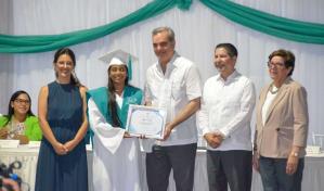 Abinader quiere replicar modelo del liceo científico Canela Lázaro, ganador de concurso de la NASA