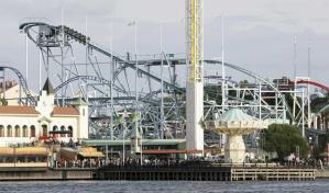 Se descarrila un vagón de una montaña rusa en Estocolmo; una persona muere