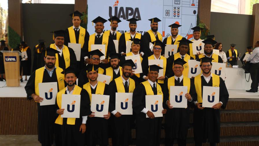 UAPA celebra su graduación 68 con primeros periodistas digitales y magíster en ciberseguridad