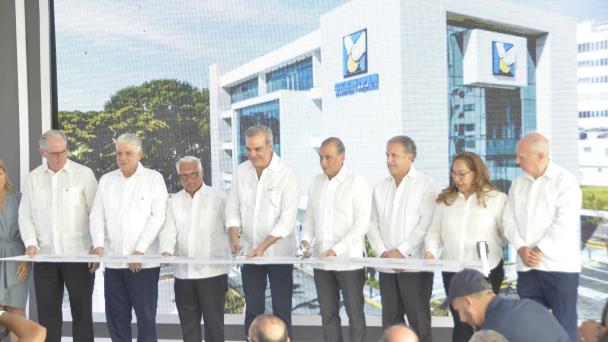 APAP inaugura edificio de negocios en Santiago con presencia de Abinader