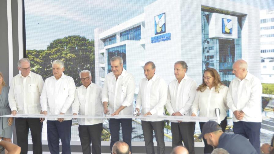 APAP inaugura edificio de negocios en Santiago con presencia de Abinader