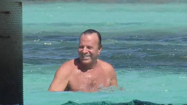 Julio Iglesias vive una vida muy tranquila en Punta Cana, asegura su hijo