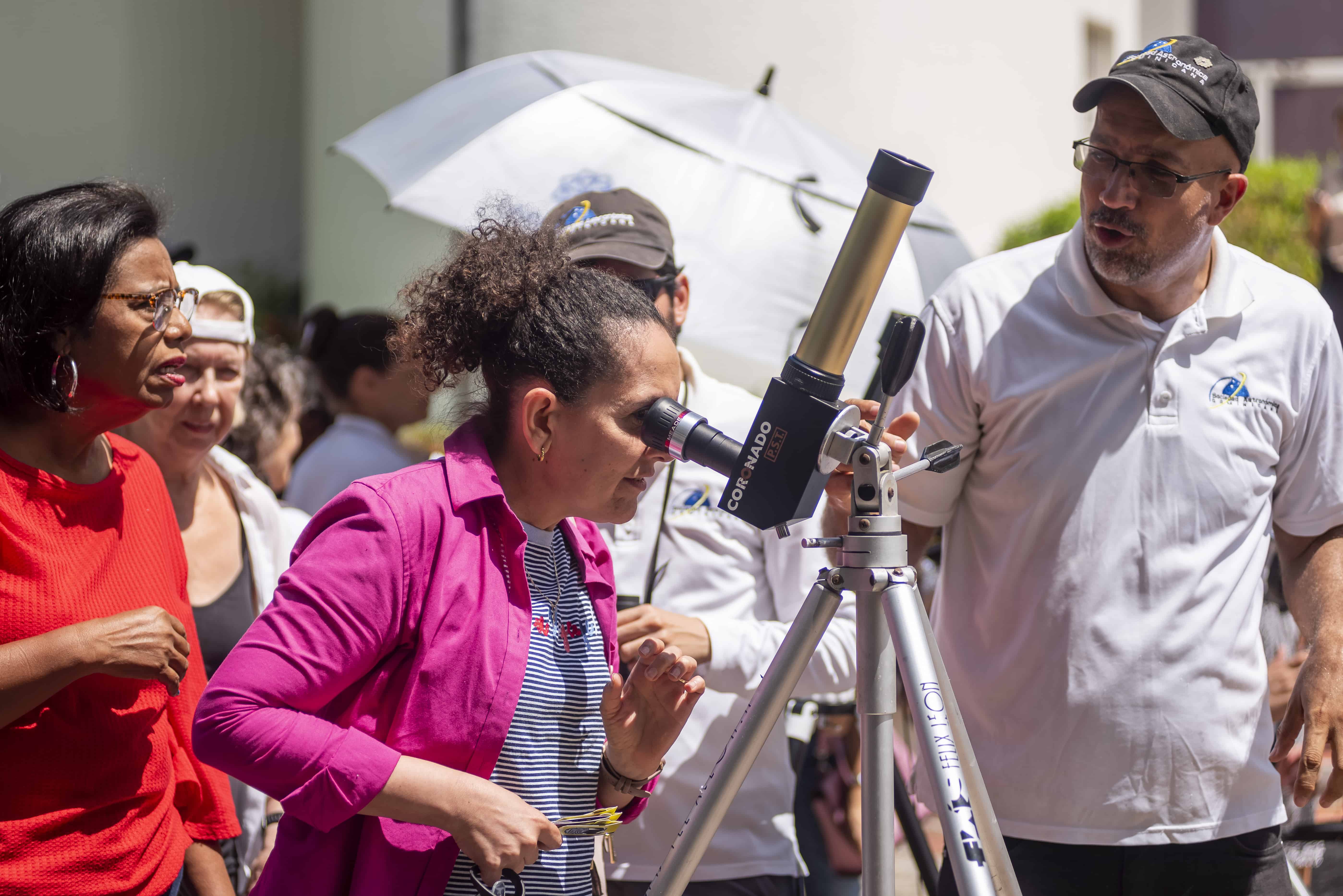 Manuel Grullón explica a los asistentes lo que están mirando por el telescopio.