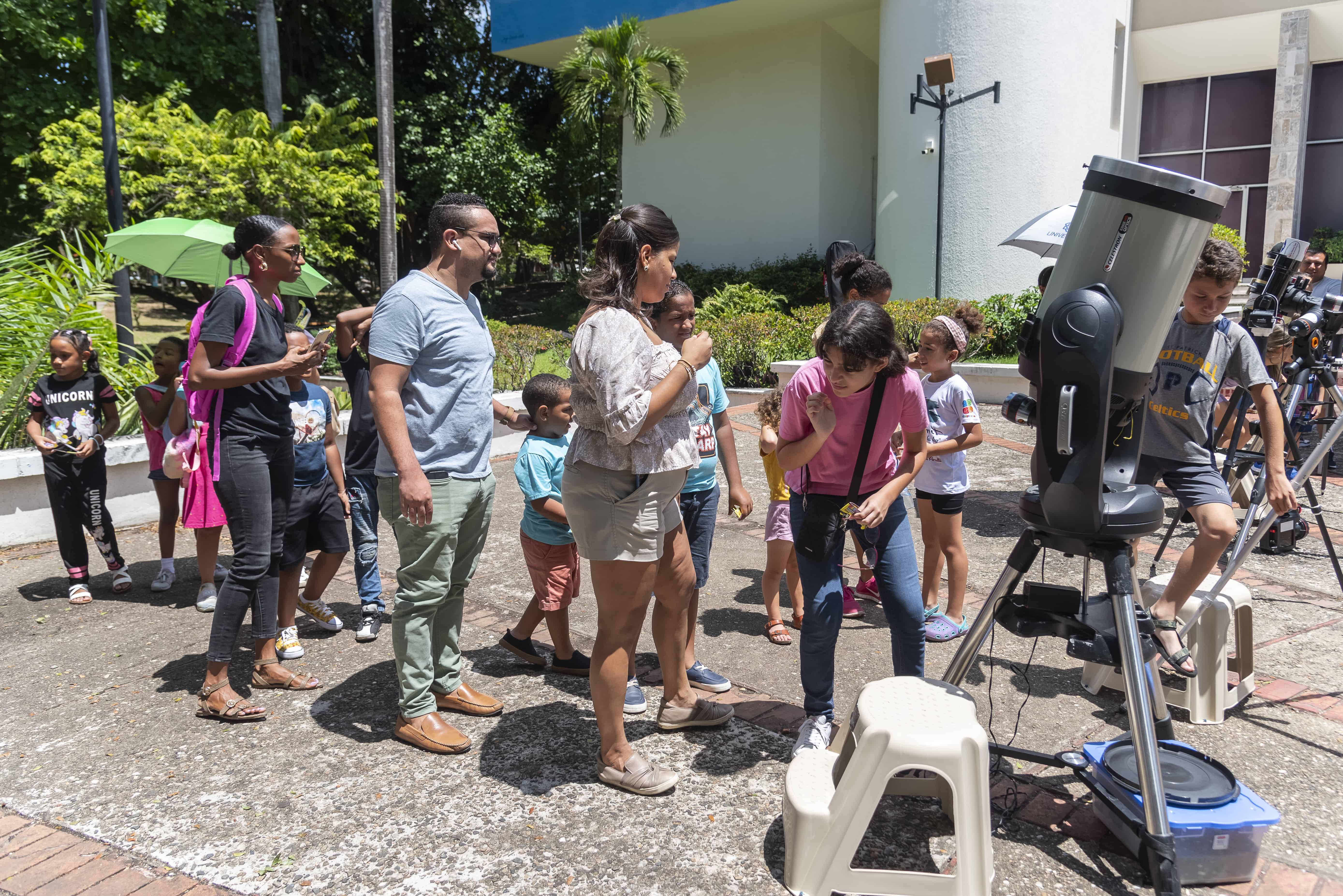 Por momentos las personas tenia que hacer fila para poder observar