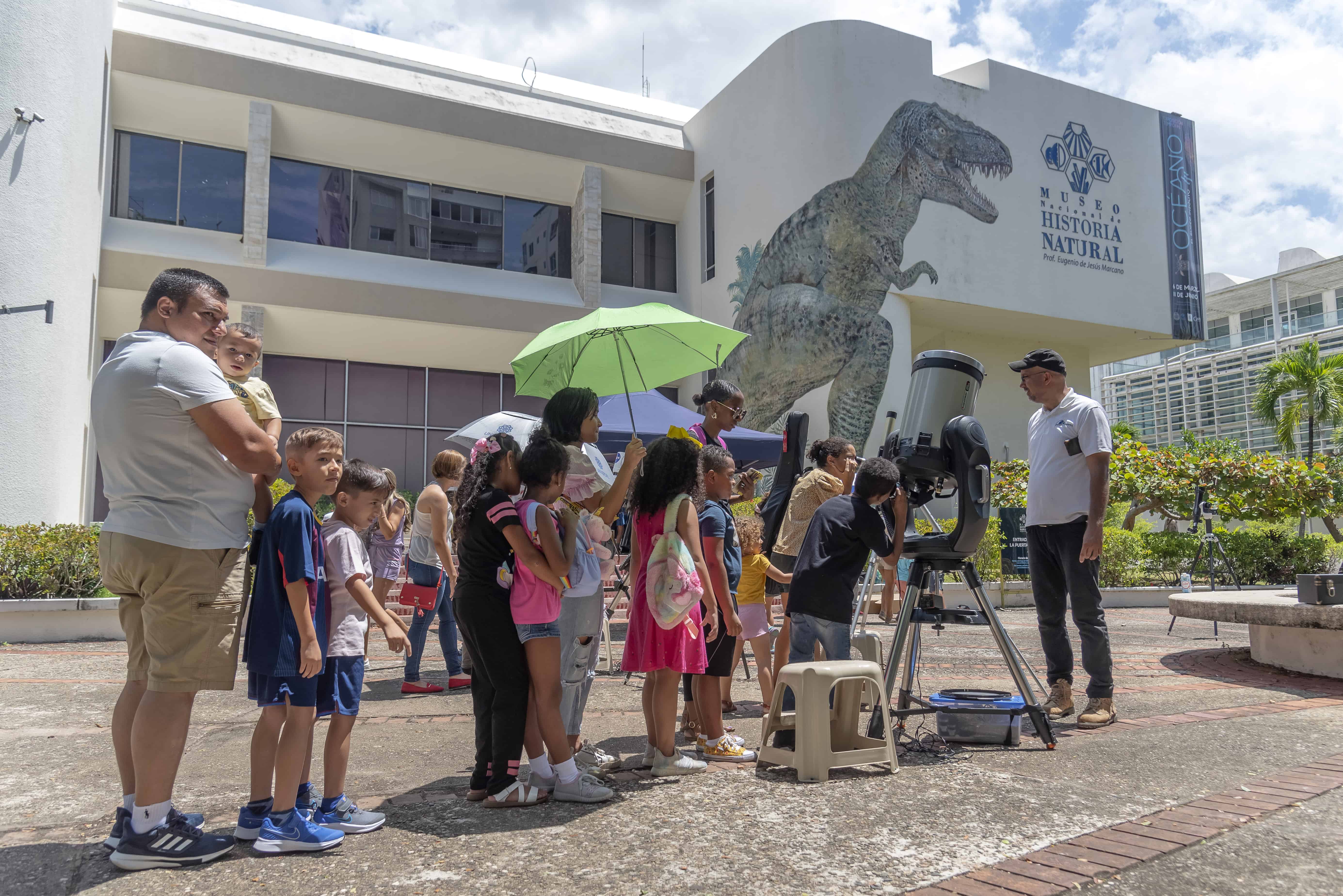 Las áreas externas del museo se usan para colocar los equipos y atender al público.