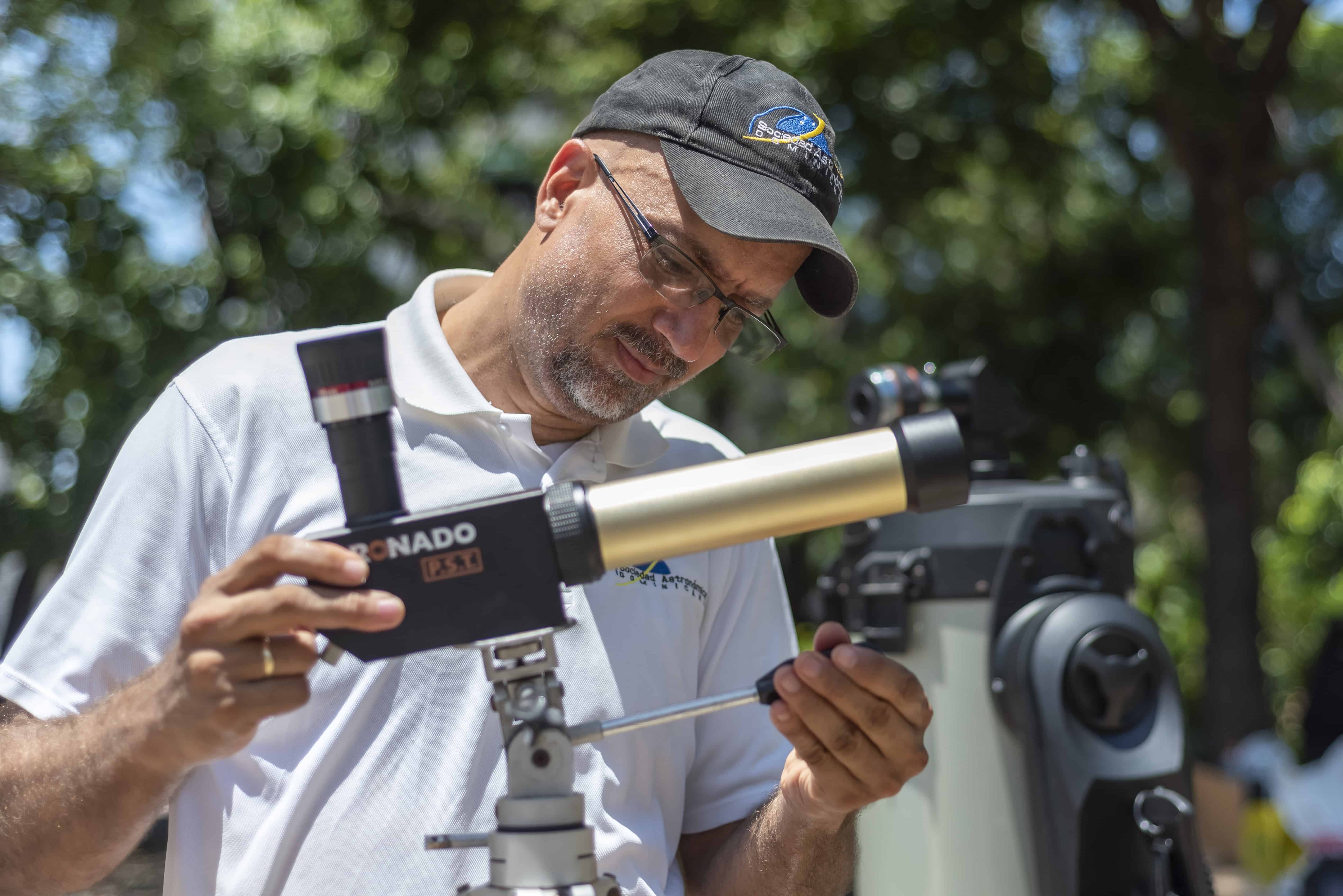 Manuel Grullón monta uno de los telescopios especializado para observar la corona solar.