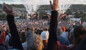 Elton John cierra festival de Glastonbury y avanza en su gira de despedida