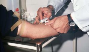 Científico hongkonés desarrolla un análisis de sangre para detectar células cancerígenas