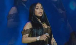 Yailin rompe cartulina en concierto que decía: Real hasta la muerte y te volviste na