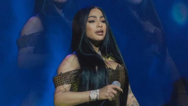 Yailin rompe cartulina en concierto que decía: Real hasta la muerte y te volviste na